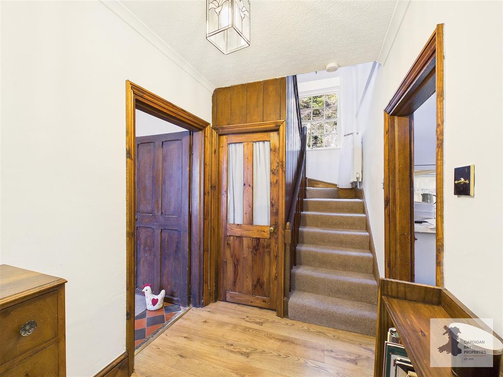 Property photo 3 of 39 Entrance Hall