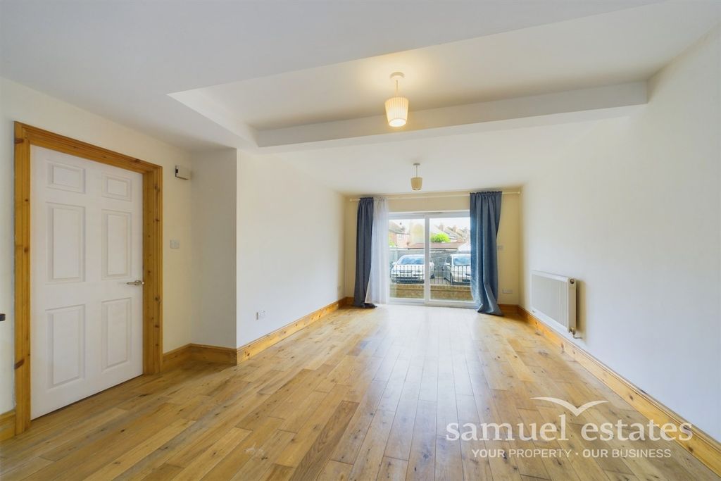 Property photo 3 of 10 Living Room / Kitchen