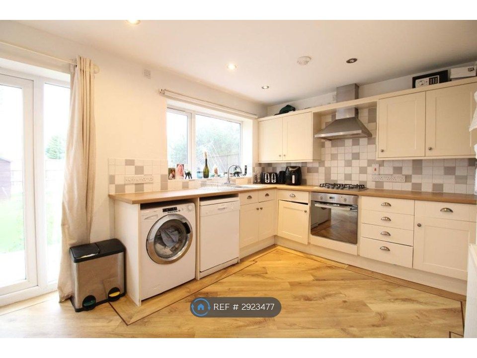 Property photo 2 of 10 Kitchen