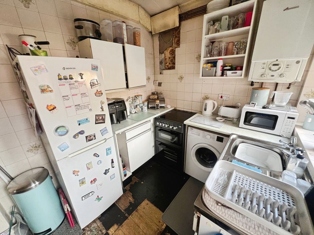 Property photo 3 of 12 Kitchen