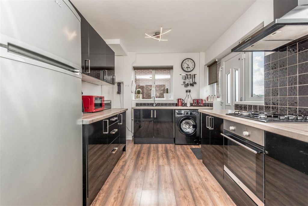 Property photo 3 of 32 Fitted Breakfast Kitchen: