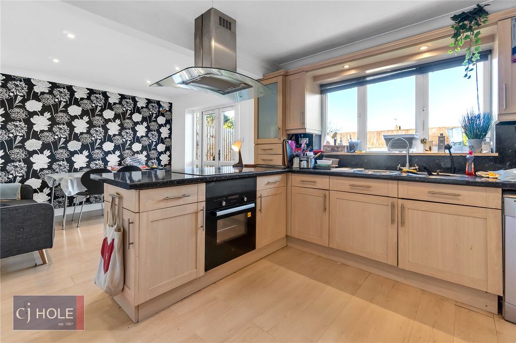 Property photo 2 of 20 Picture No. 27