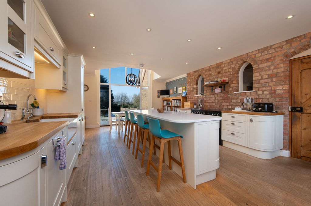 Property photo 3 of 48