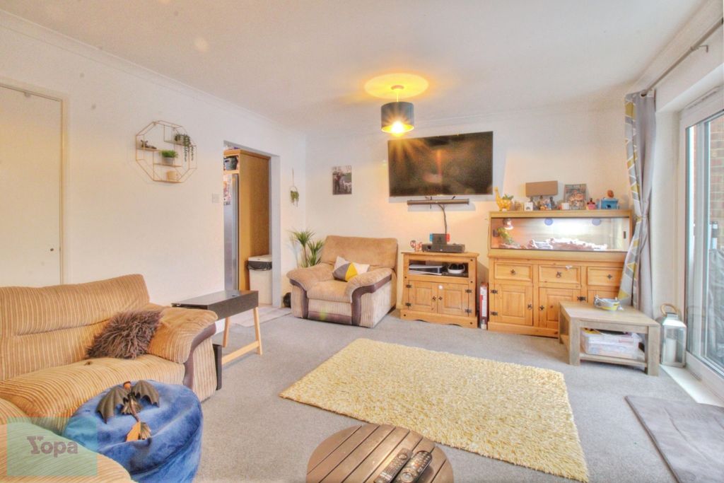 Property photo 3 of 21 F109E4A2-Lounge
