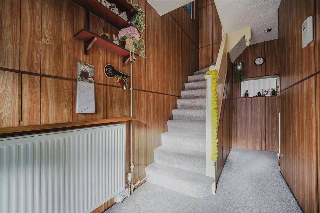 Property photo 3 of 19 Entrance Hallway