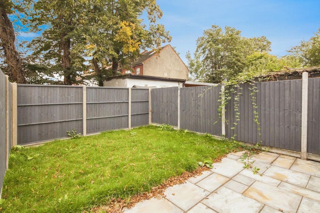 Property photo 3 of 14 Garden