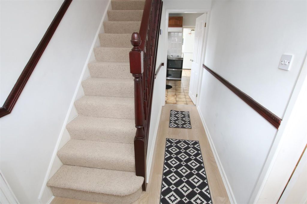 Property photo 2 of 18 Entrance Hall