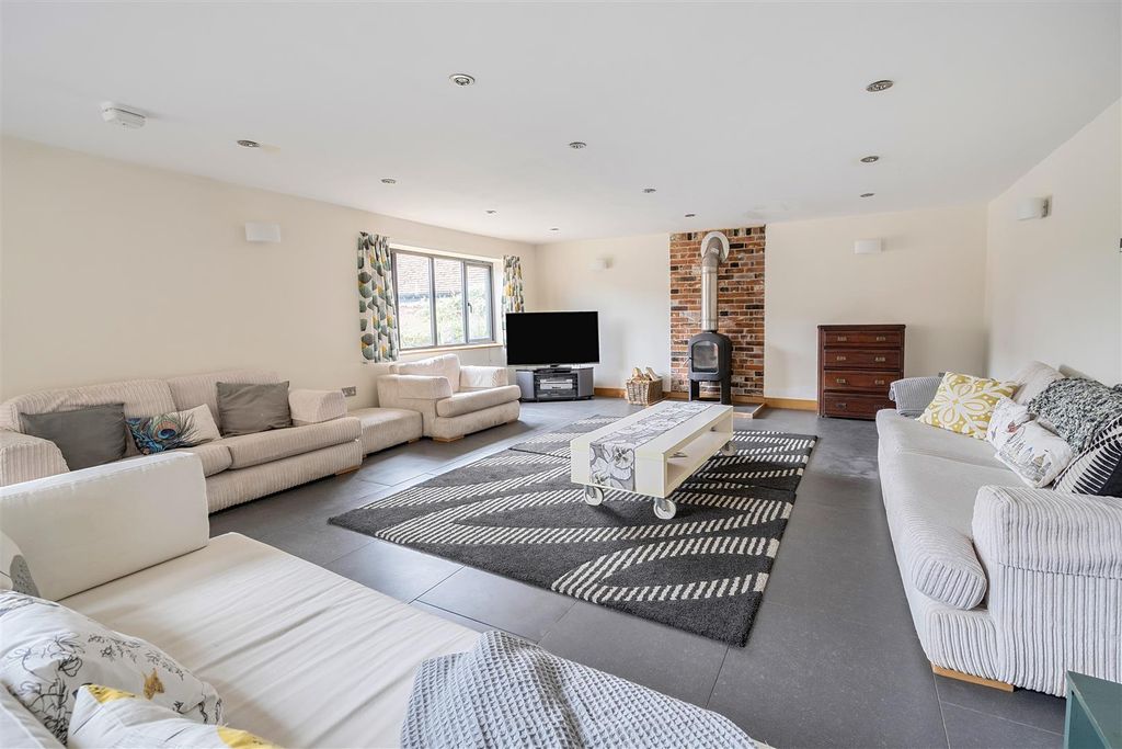 Property photo 3 of 15 1364603-18-68E8064F22A56.Jpg