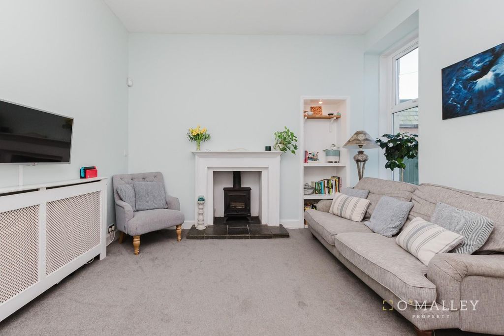 Property photo 3 of 19 Lounge