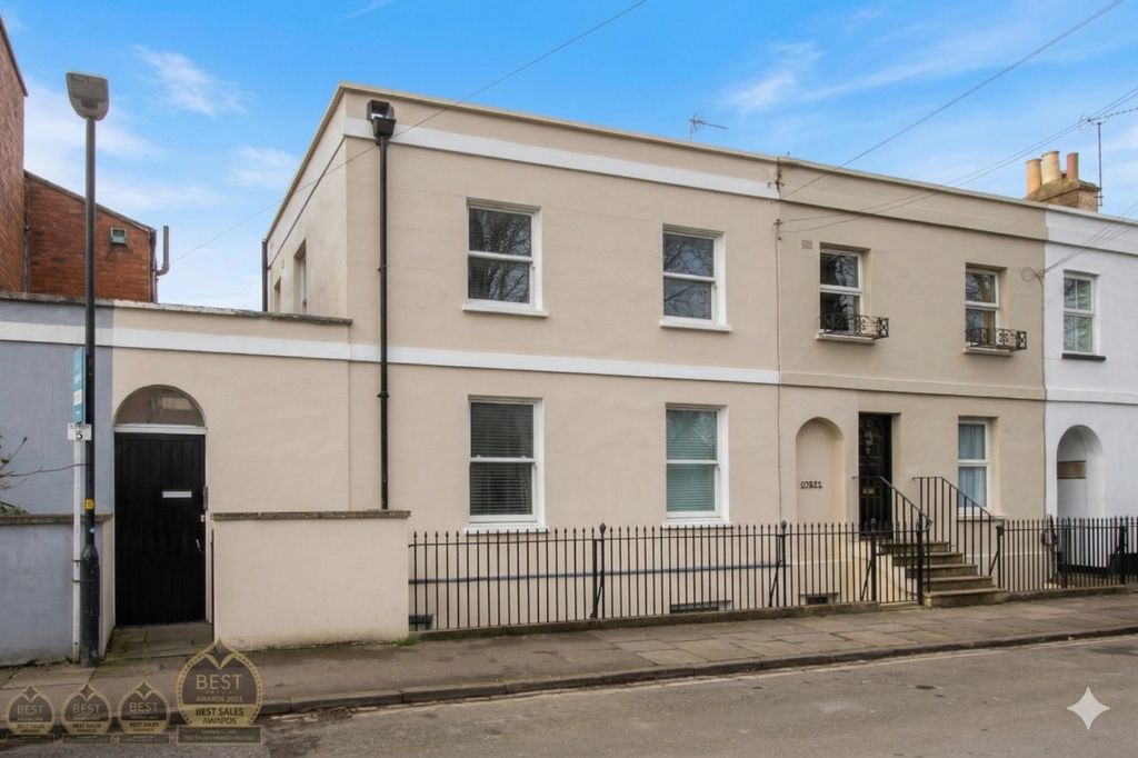 Property photo 2 of 14 Outsidef31Stpips