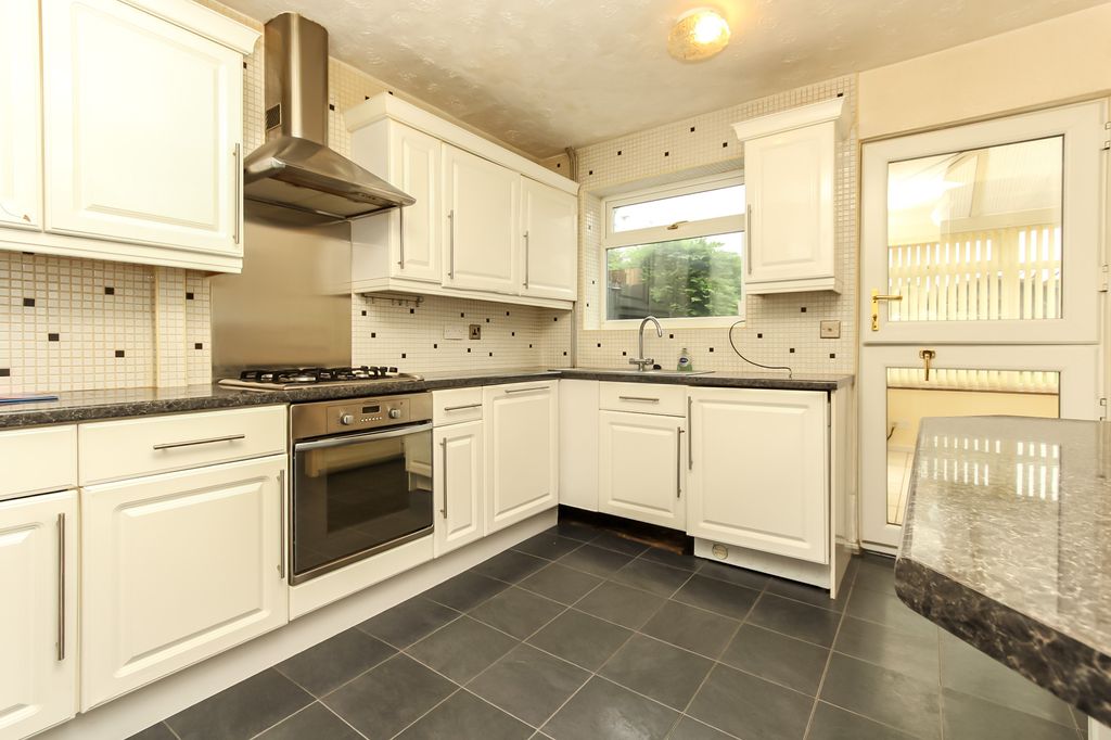 Property photo 3 of 11 Kitchen