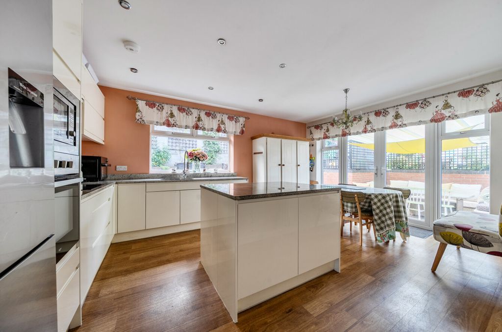 Property photo 3 of 13 1371432-6-68F8Aed...