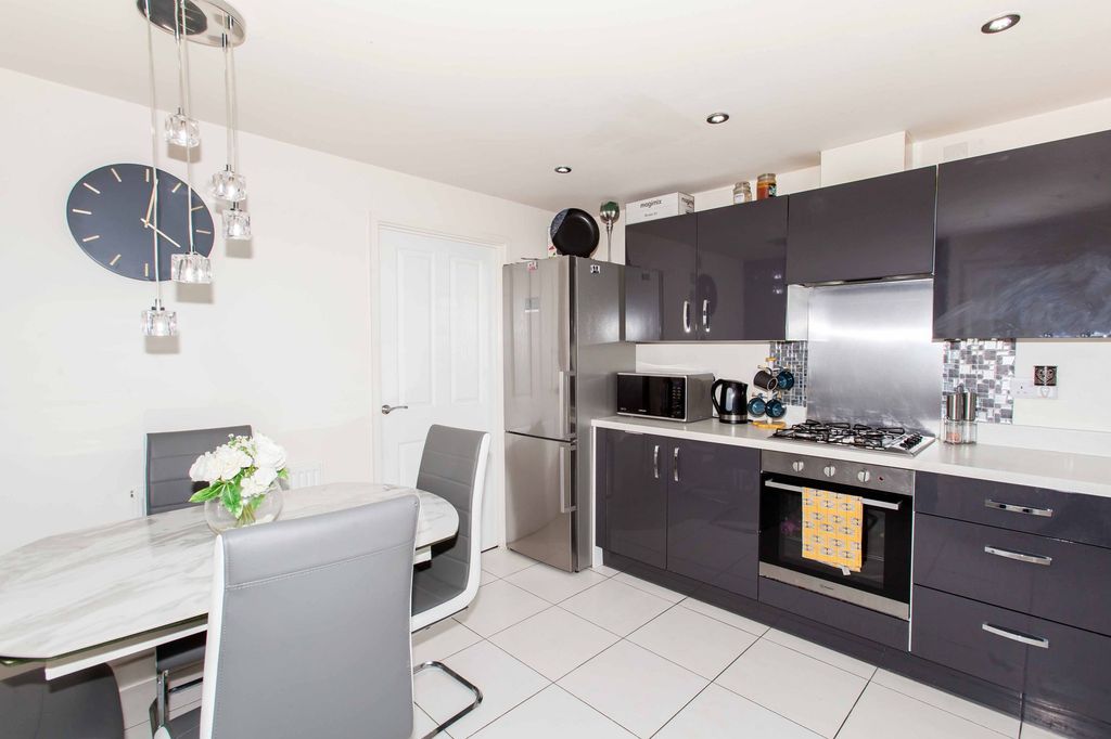 Property photo 2 of 34