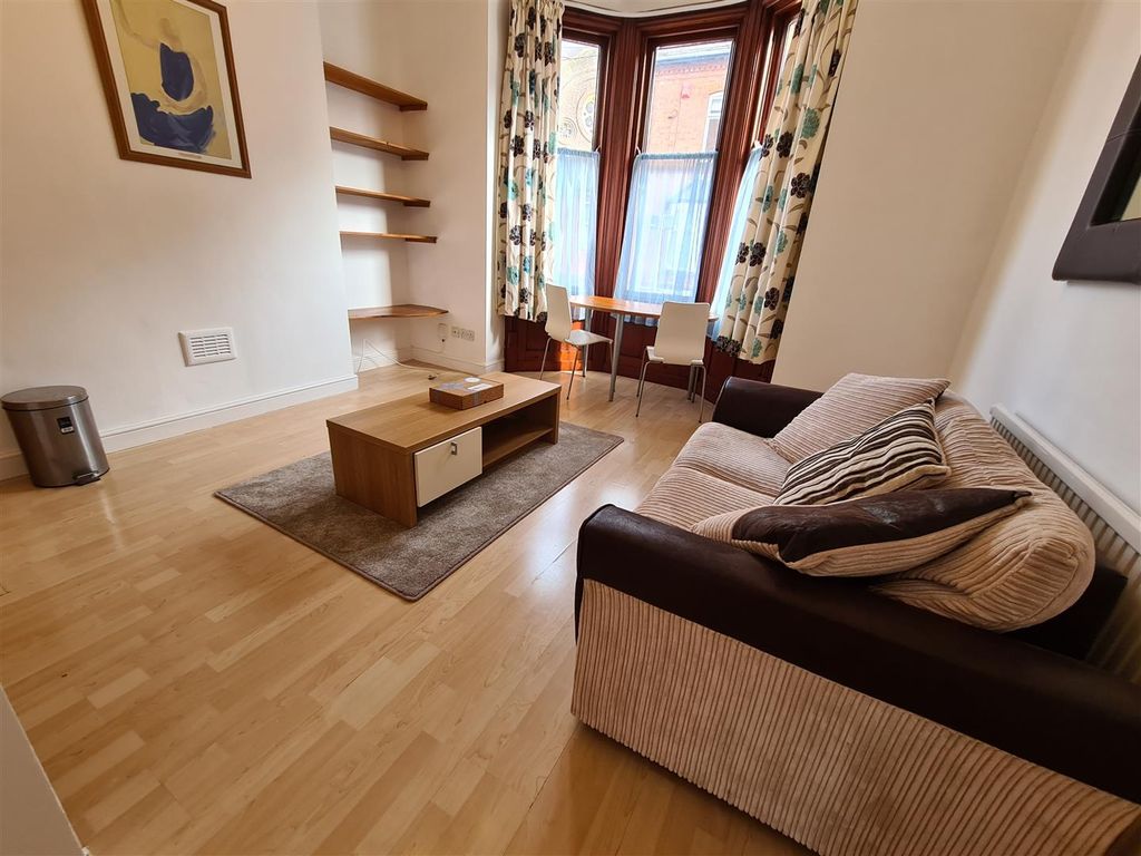 Property photo 2 of 5 Turner Street - Lounge.Jpg