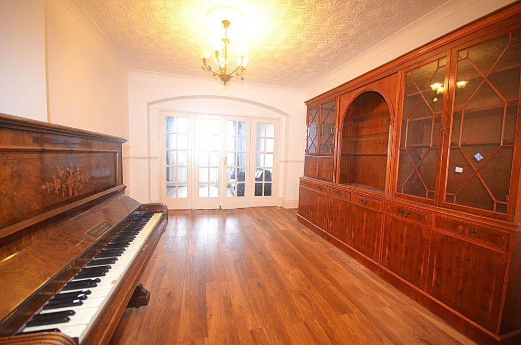 Property photo 1 of 11 Three Bedroom Semi Detached House