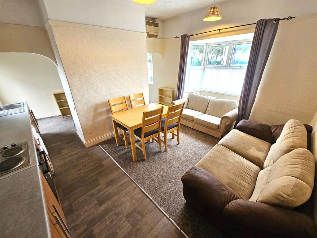 Property photo 3 of 13 9Ca8Ebaf-9654-4Ab4-A6B5-c945B73Af131.Jpg