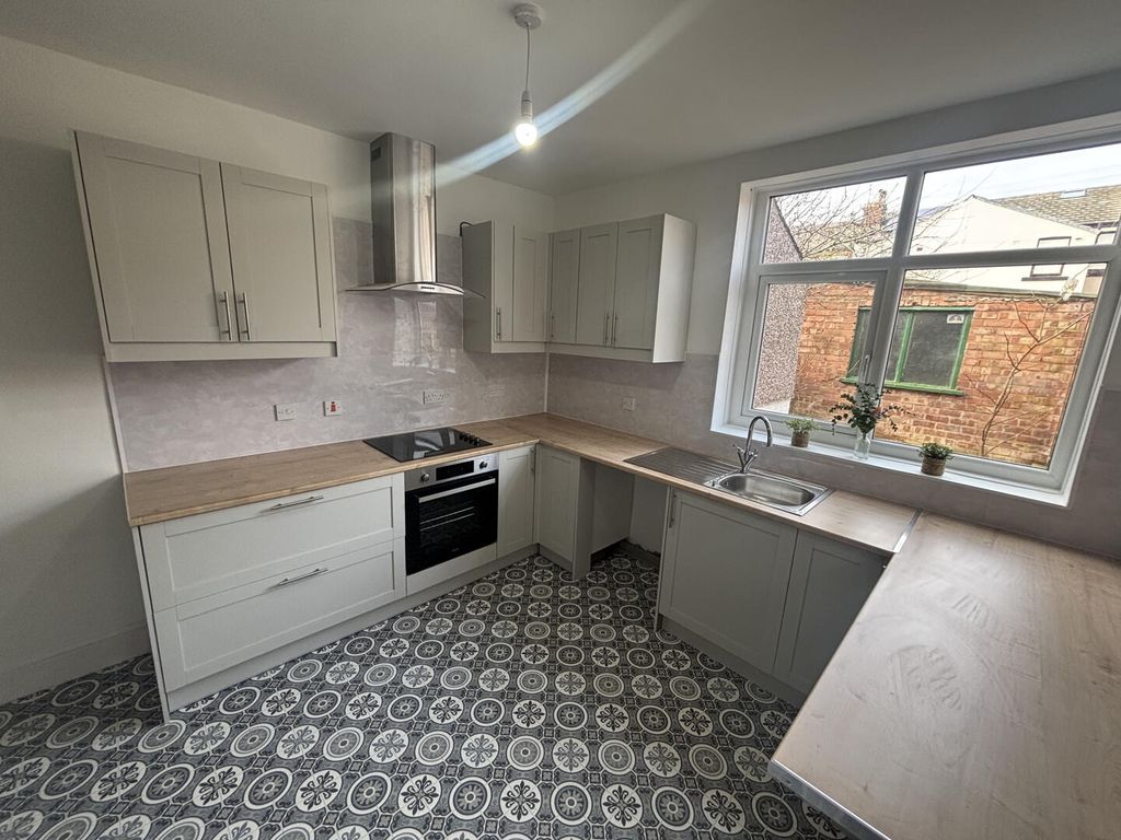 Property photo 3 of 17 Kitchen