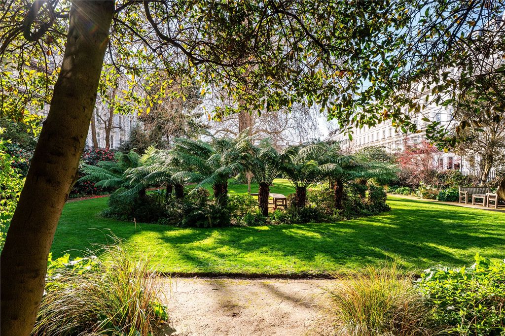 Property photo 2 of 11 Communal Garden