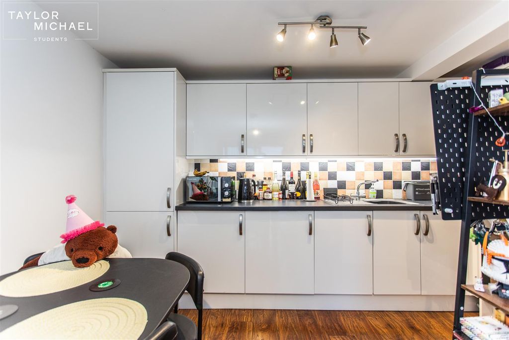 Property photo 3 of 12 Kitchen