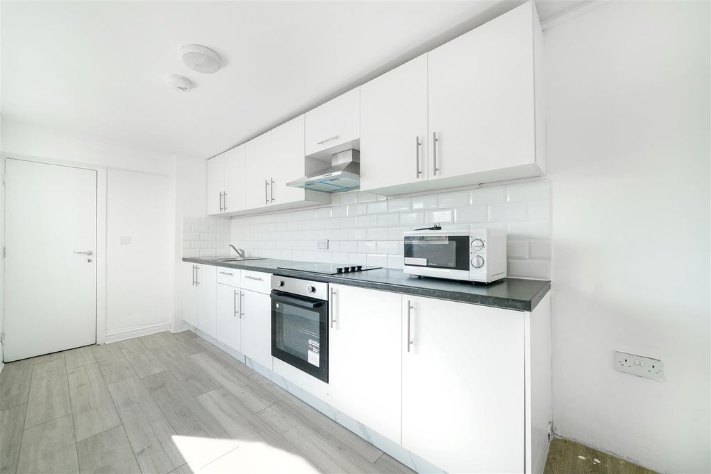 Property photo 2 of 15 6 Crescent Road - Ad9Kcoikuvgmgrlas3R9.Jpg
