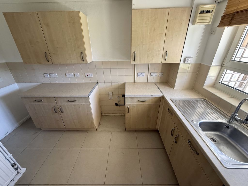 Property photo 3 of 6 Fitted Kitchen