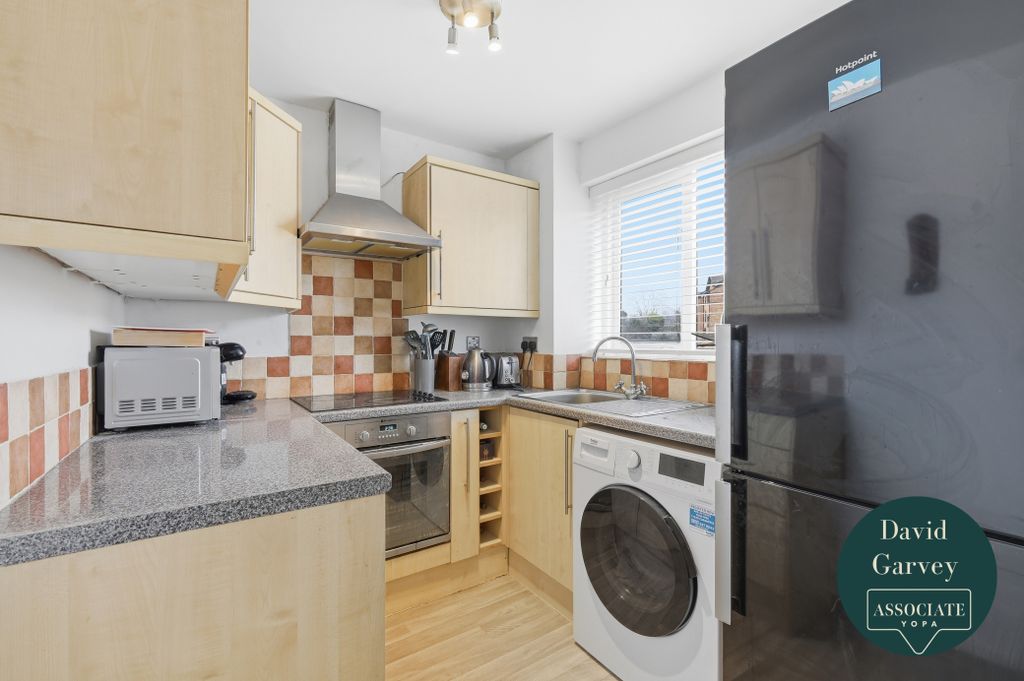 Property photo 3 of 9 Fitted Kitchen