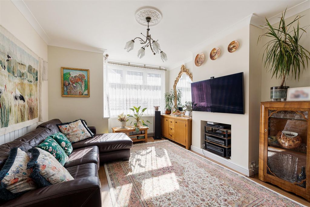 Property photo 3 of 32 Alpha Road, E4