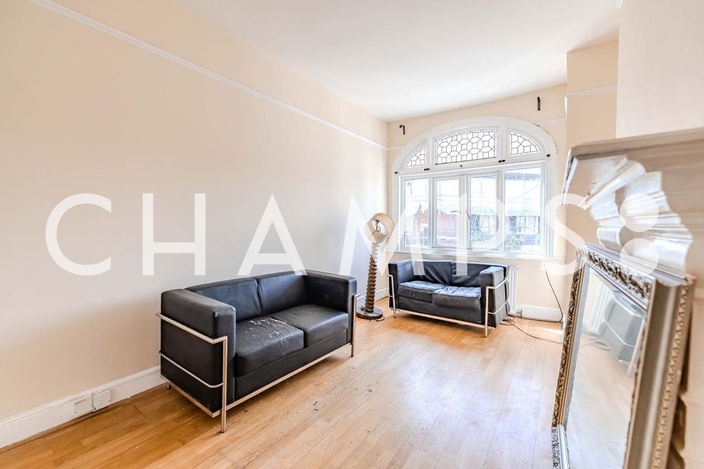 Property photo 1 of 6 3 Bed Flat To Rent Stanlake Road, London W12