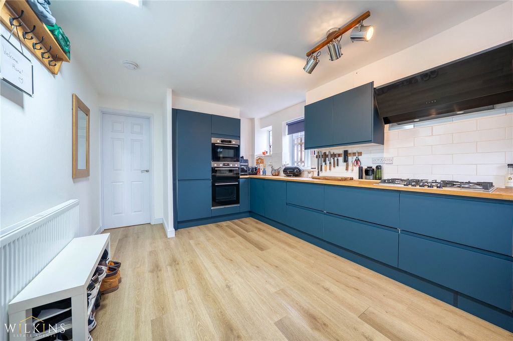 Property photo 2 of 34 Picture No. 11