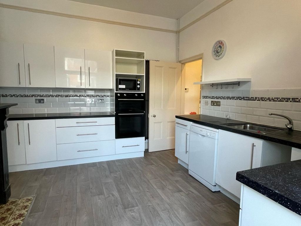 Property photo 3 of 31 Kitchen