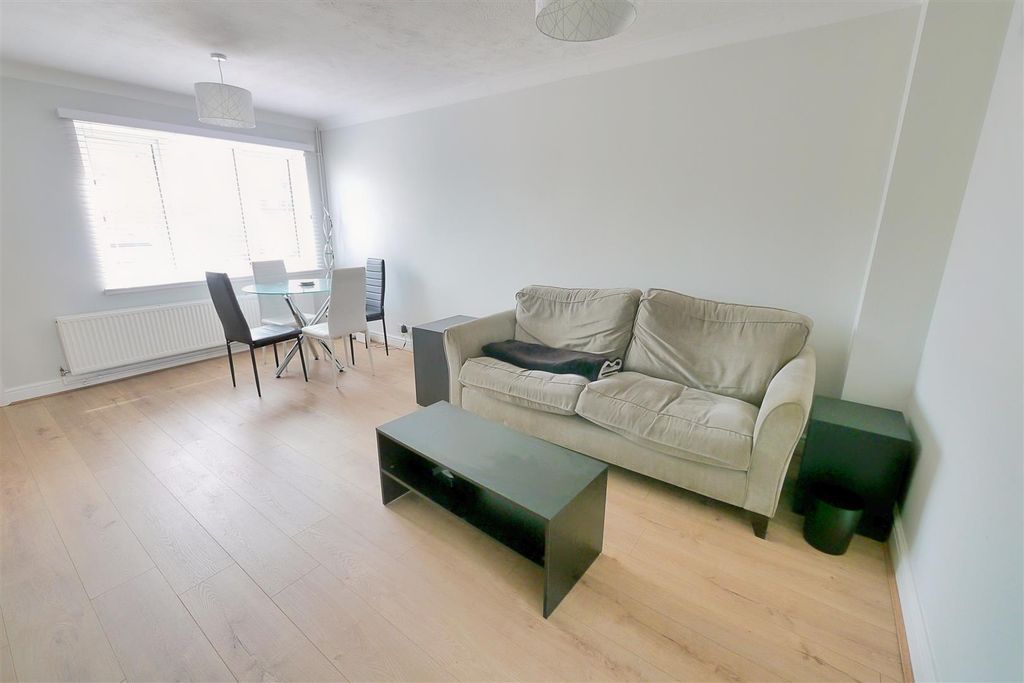 Property photo 3 of 11 Lounge