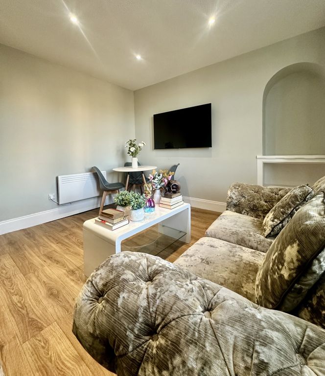 Property photo 3 of 9 Living (B)