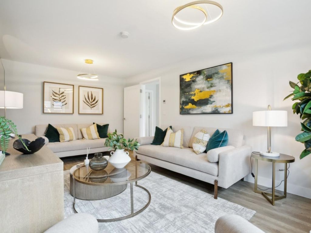 Property photo 3 of 10 Elgrove Gardens, Show Home, Family Room