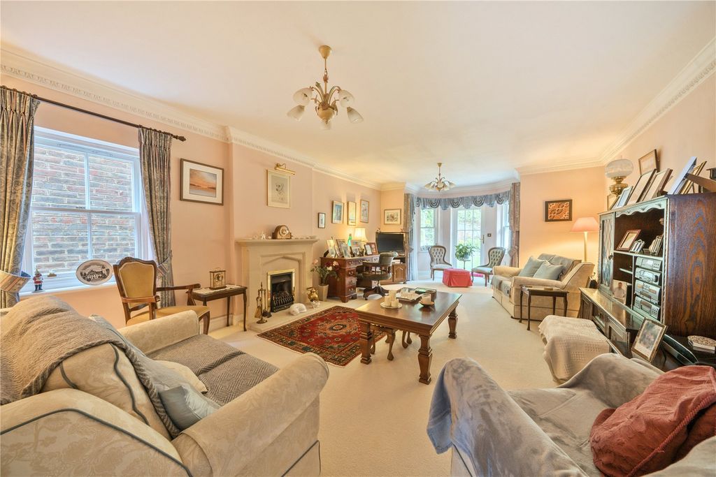 Property photo 2 of 22 Sitting Room