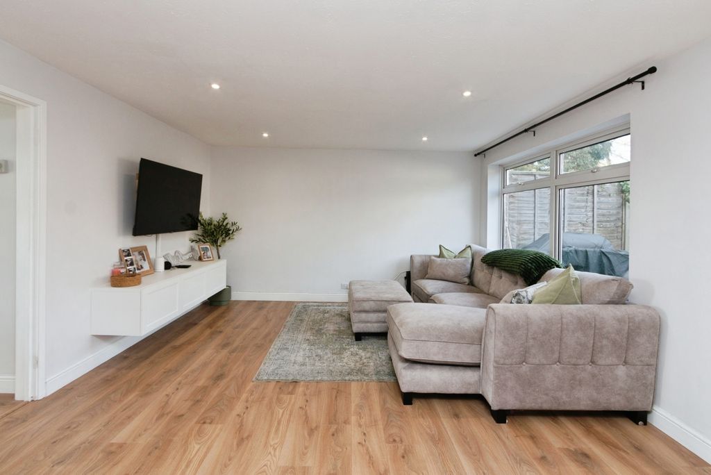 Property photo 3 of 20 Pbox-Img.Jpg