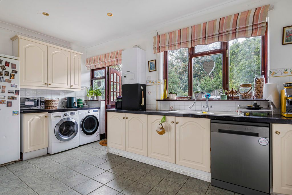 Property photo 3 of 19 Kitchen