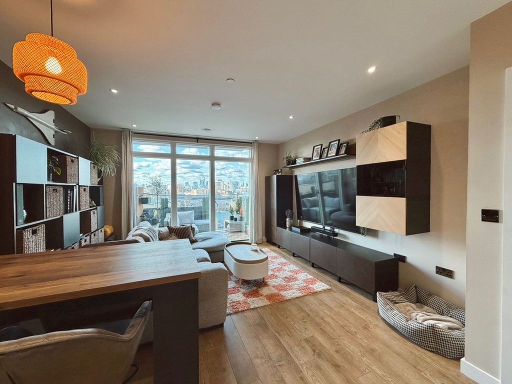 Property photo 1 of 17 Chorley Court, E14