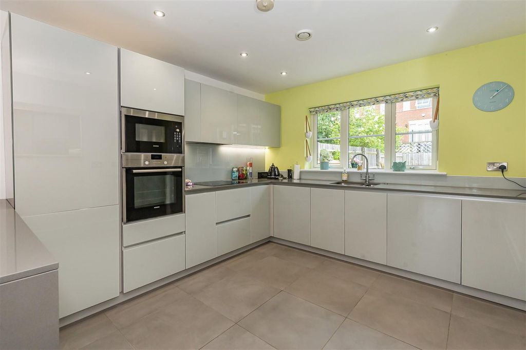 Property photo 3 of 42 34 Buckingham Road (10).Jpg