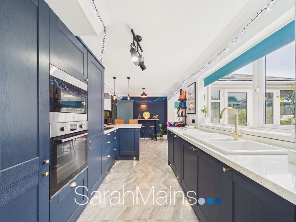 Property photo 2 of 15 Dining Kitchen