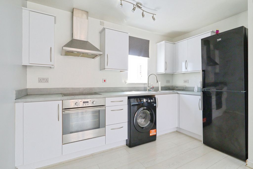 Property photo 2 of 10 Kitchen