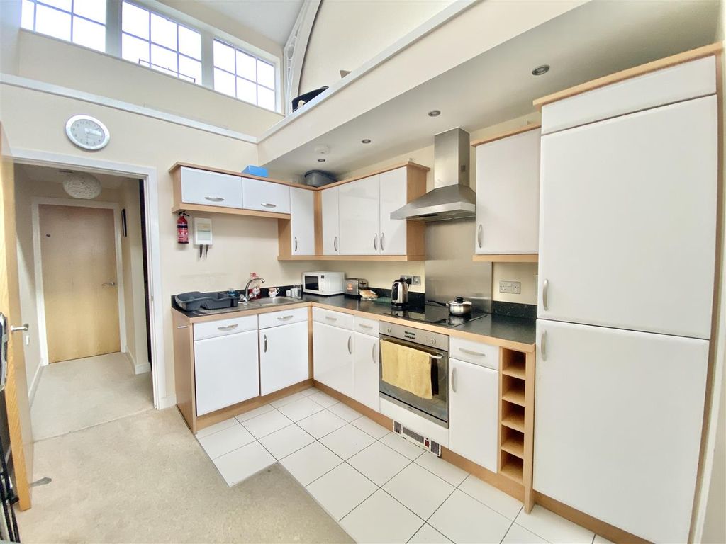 Property photo 3 of 8 Kitchen