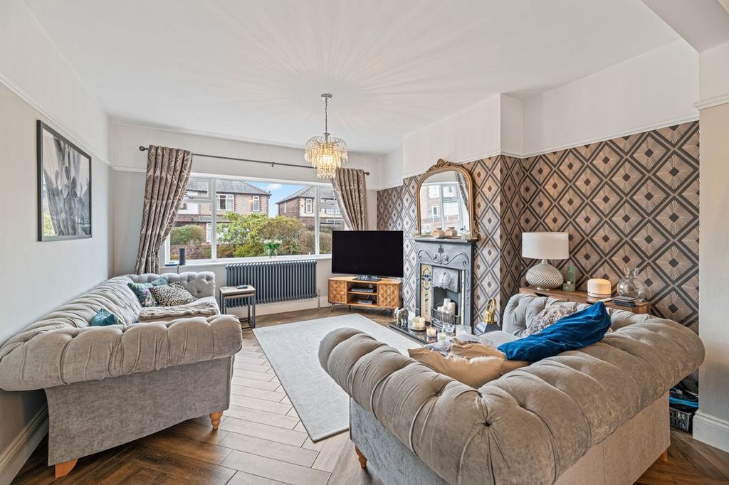 Property photo 2 of 19 Lounge