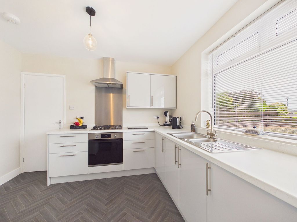 Property photo 3 of 10 Kitchen