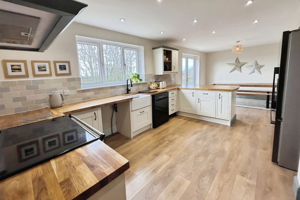 Property photo 3 of 20 Kitchen/Dining Room