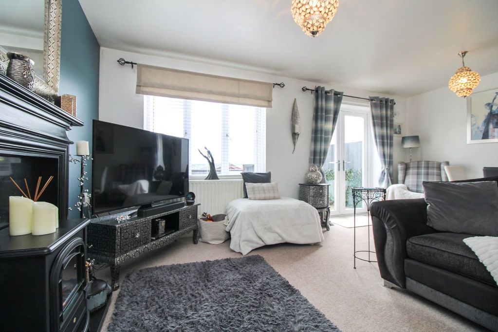 Property photo 3 of 19 Lounge