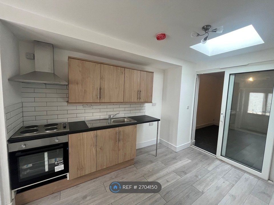 Property photo 1 of 6 Living Room/Kitchen