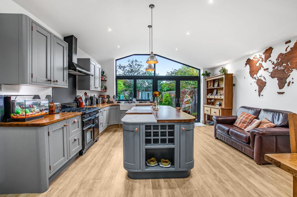 Property photo 3 of 23