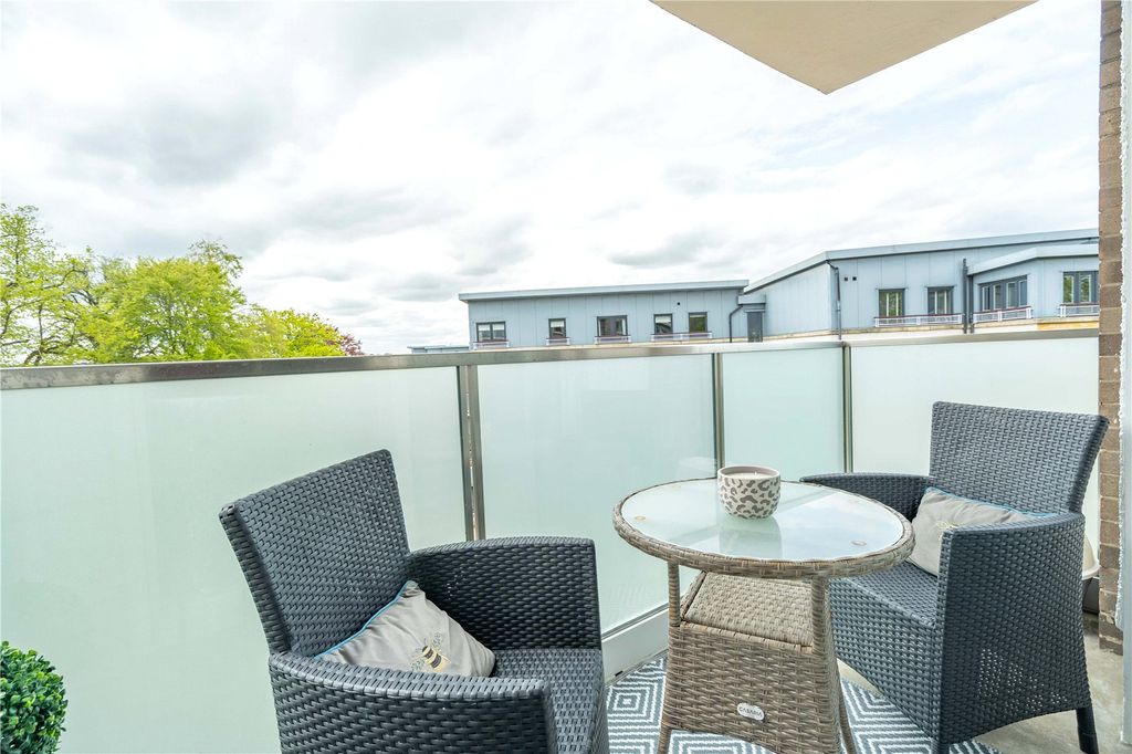 Property photo 2 of 21 Barnton Court