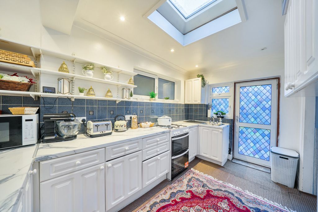 Property photo 3 of 17 1400904-9-696E453...