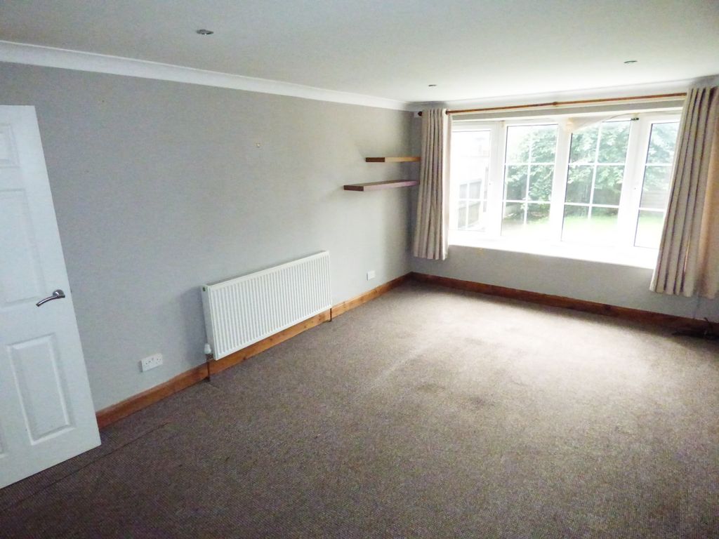Property photo 3 of 8 Lounge